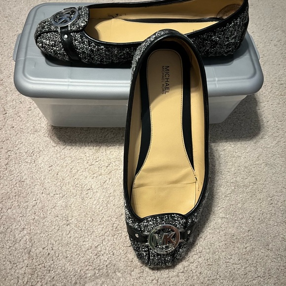 Michael Kors Blck/White Flats - Picture 2 of 6